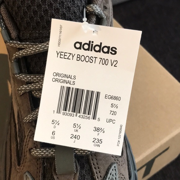 Yeezy Boost 700 V2 Geode - Picture 3 of 7